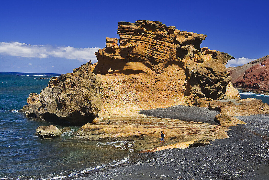 Roca volcánica en Playa del Golfo. Lanzarote. Islas Canarias. España.