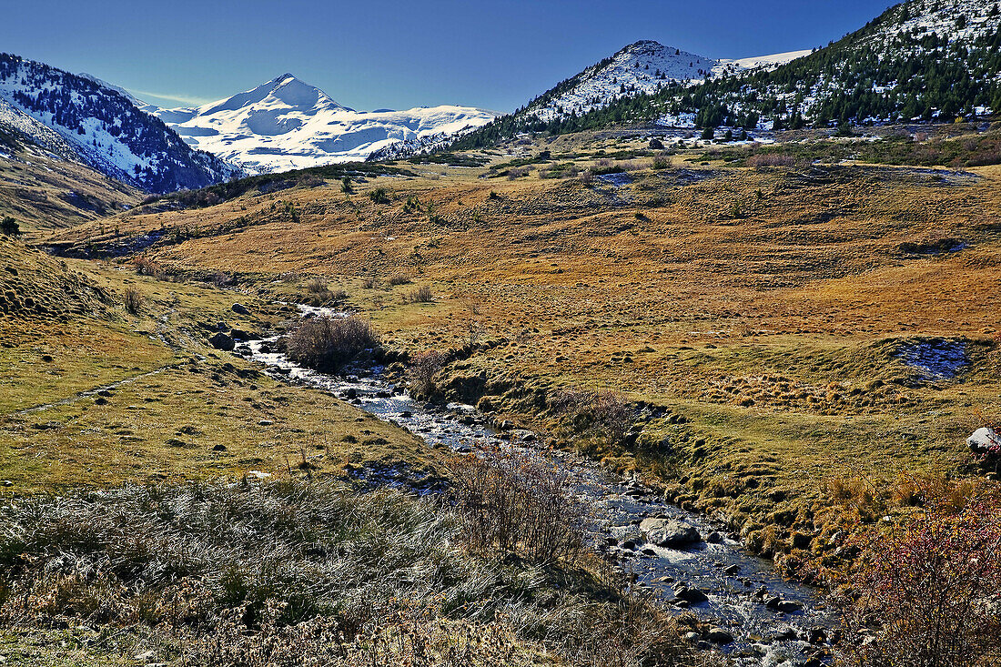 Pirineos. Feixans de la Ribera y pico de Escobedo. Cataluña. España.