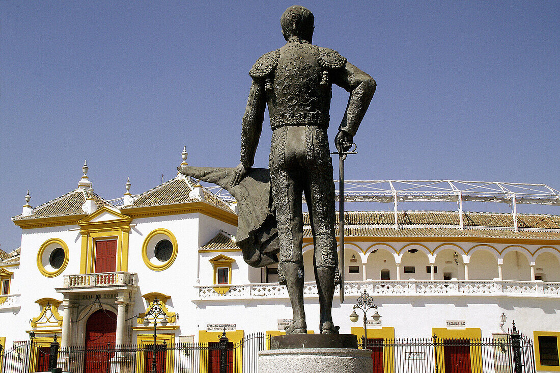 Sevilla (España). Monumento al matador de toros Pepe Luis Vazquez frente a la Real Maestranza de Sevilla
