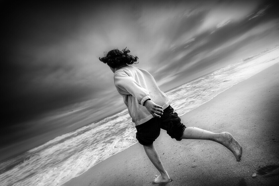 Joven corriendo en la playa. Costa Dorada en invierno. Tarragona (Spain)