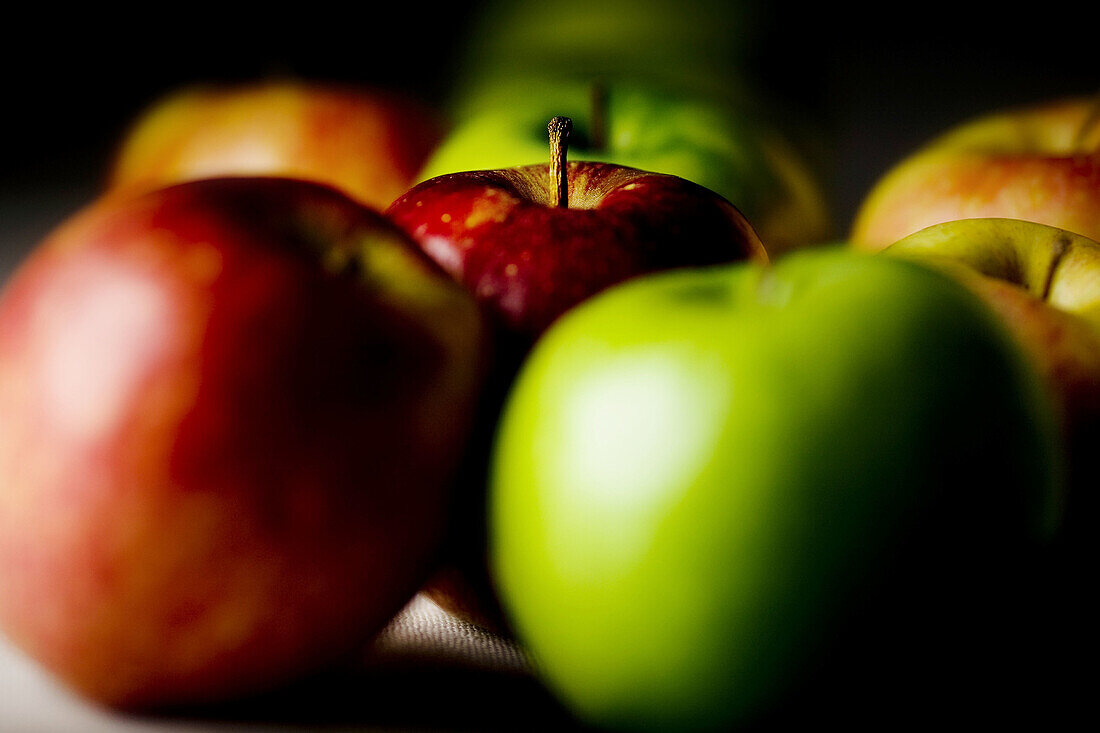 Manzanas rojas y verdes. Bodegón.