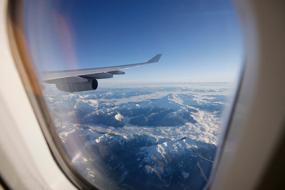 Blick aus einem Flugzeugfenster auf Rocky Mountains, Oregon, USA