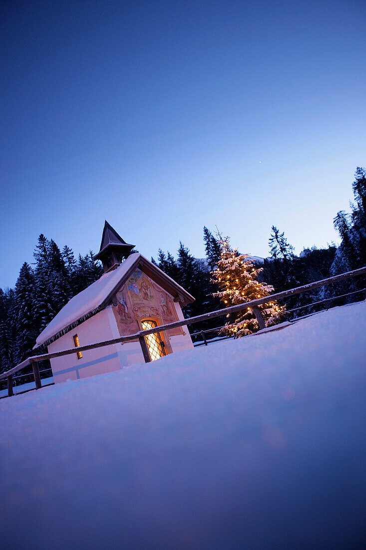 Kapelle mit Weihnachtsbaum am Abend, Elmau, Bayern, Deutschland