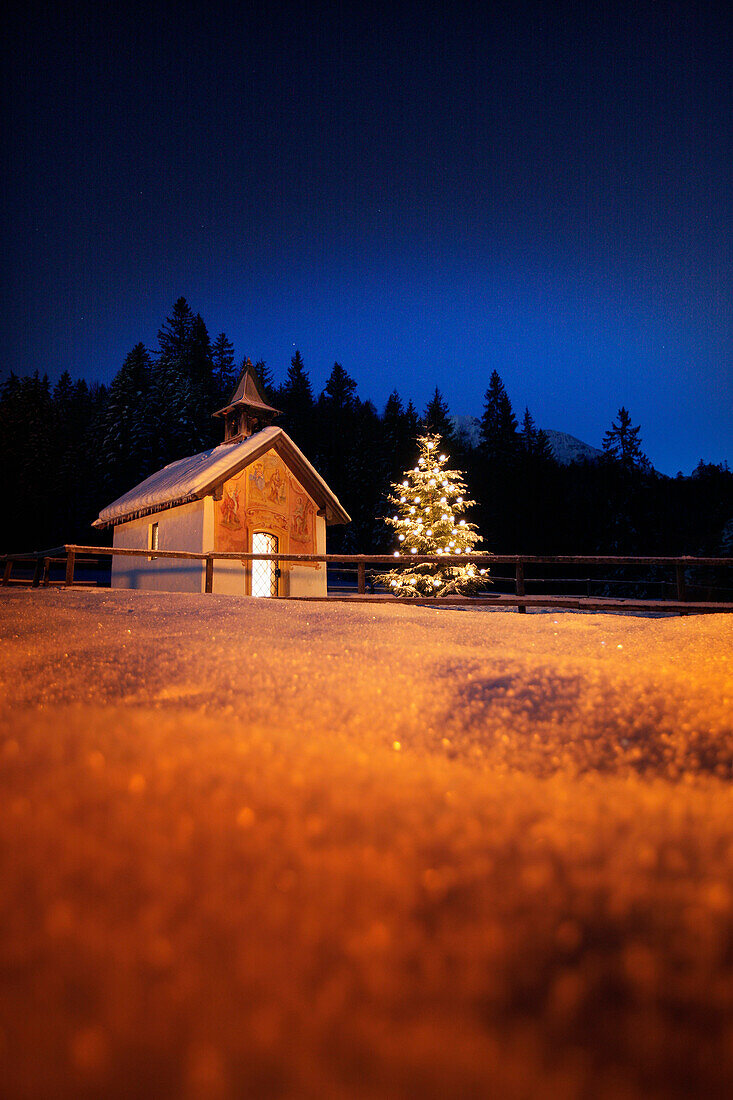 Kapelle mit Weihnachtsbaum bei Nacht, Elmau, Bayern, Deutschland