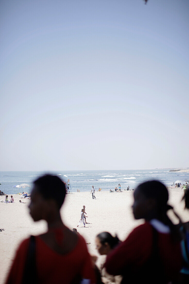 Leute am Strand, Stadtstrand Palm Beach, Swakopmund, Namibia, Afrika