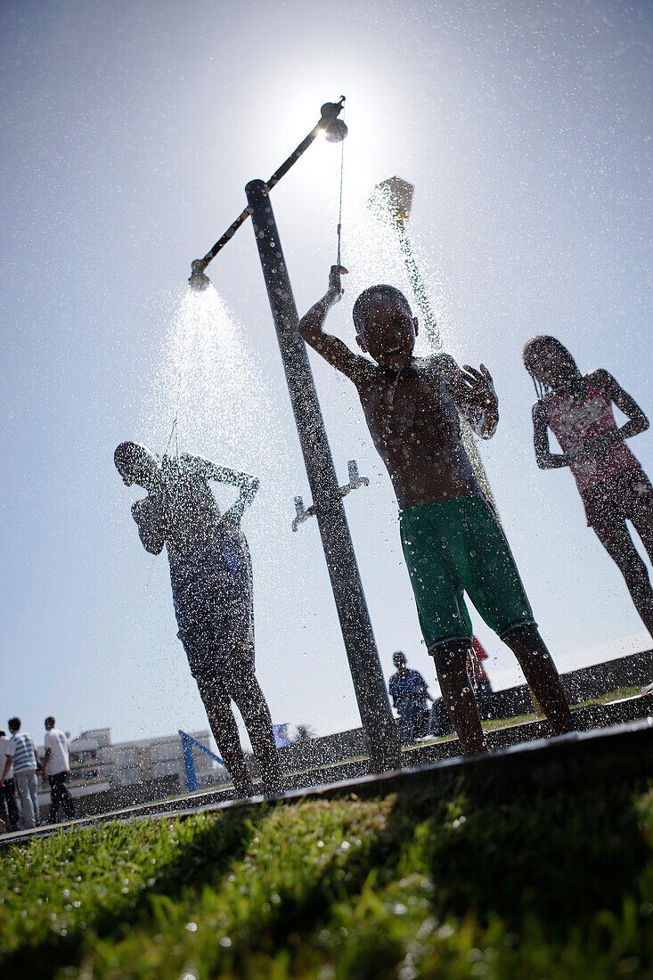 Duschende Kinder, Stadtstrand, Swakopmund, Namibia, Afrika