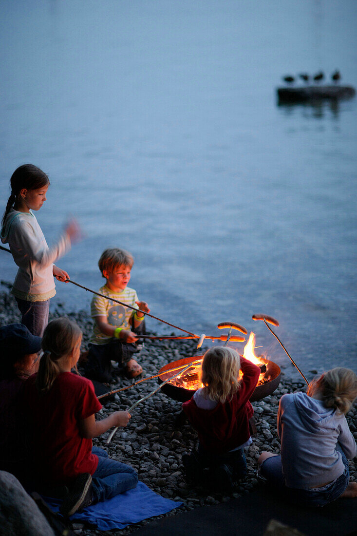 Kinder grillen am Seeufer, Starnberger See, Bayern, Deutschland
