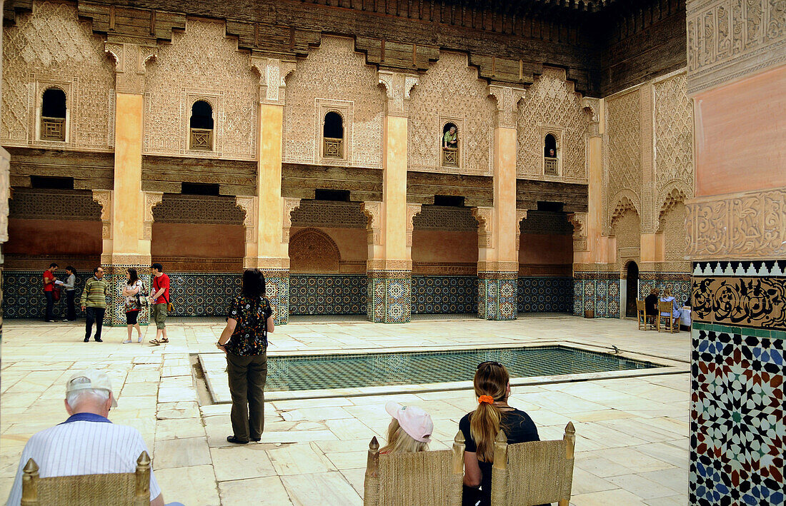 Touristen im Innenhof der Medersa Ben Youssef, Marrakesch, Süd Marokko, Marokko, Afrika