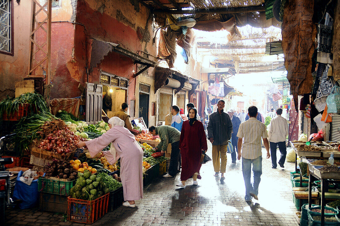 Menschen im Souk in der Medina, Marrakesch, Süd Marokko, Marokko, Afrika