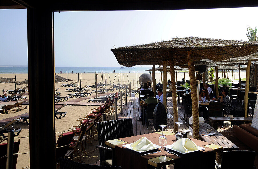 Strandrestaurant im Sonnenlicht, Agadir, Süd Marokko, Marokko, Afrika