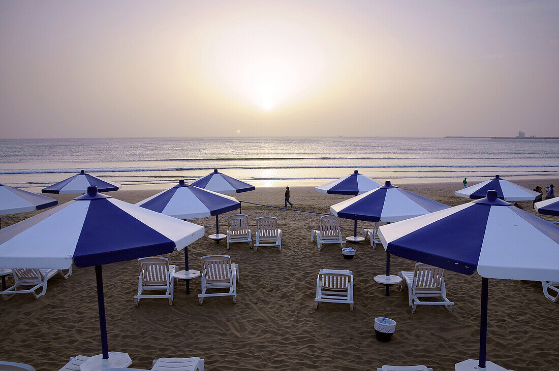 Sonnenschirme am Strand bei Sonnenuntergang, Agadir, Süd Marokko, Marokko, Afrika