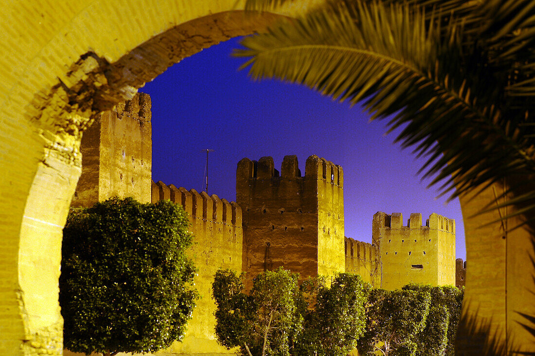 Blick auf die beleuchtete Stadtmauer am Abend, Taroudannt, Süd Marokko, Marokko, Afrika