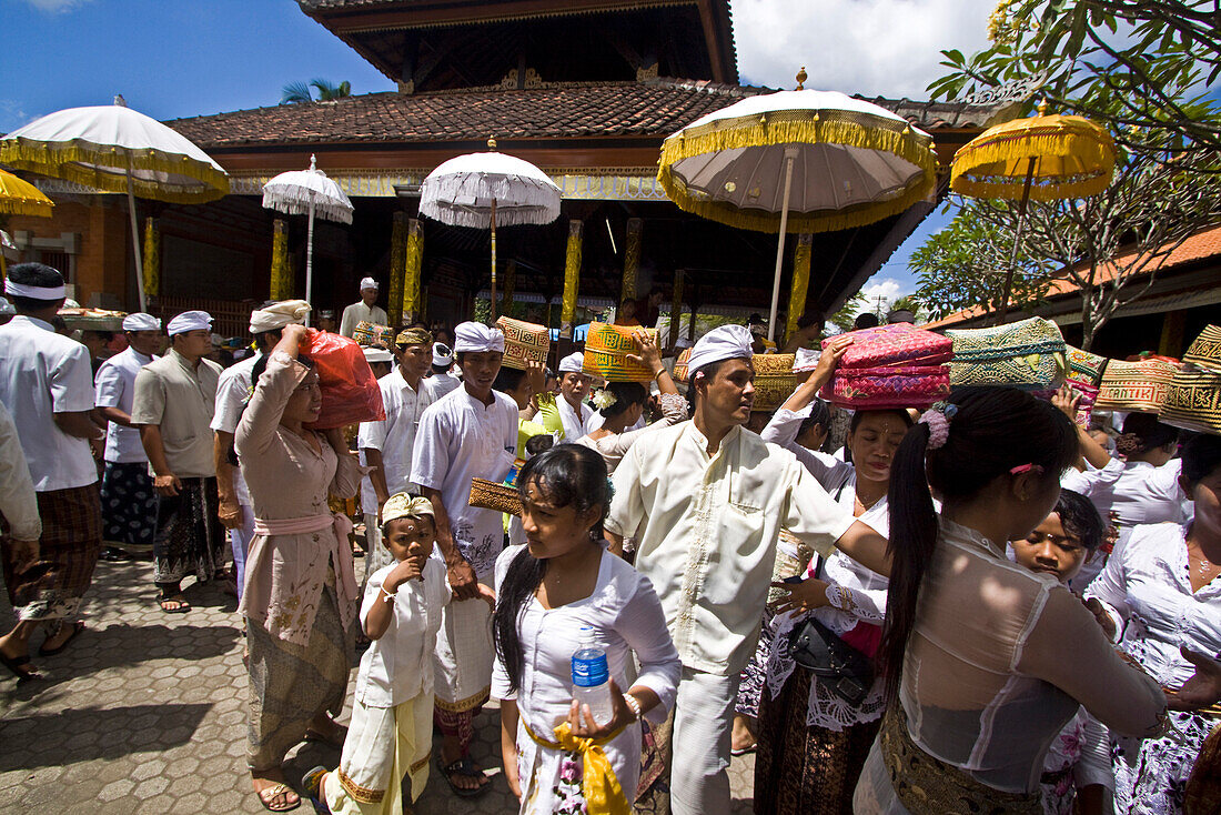 Hindus mit Opfergaben  bei der Koningan Tempel Zeremonie in Mas,  Bali, Indonesien, Asien