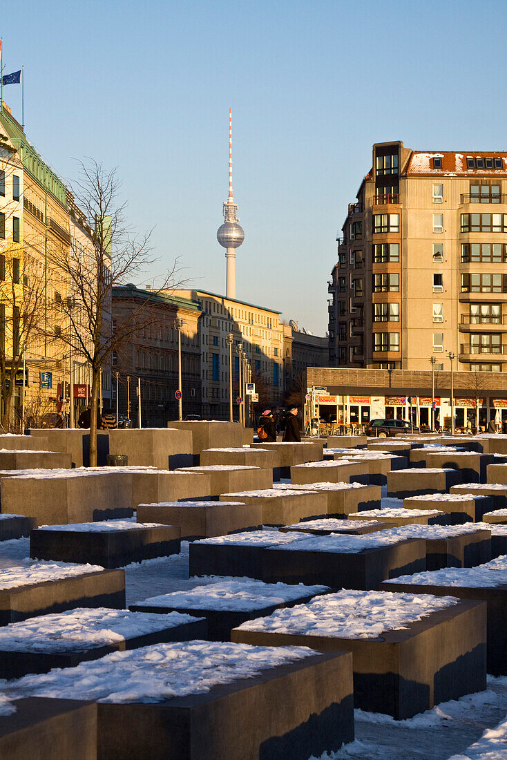 Berlin Holocaust Denkmal vom Architekten Peter Eisenmann, Betonstelen, im Hintergrund Alex