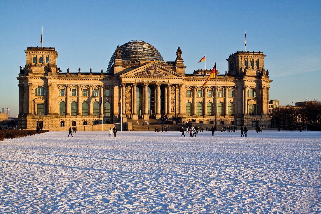 Reichstag, Parlament und Bundestag im Winter mit Schnee, Aussaufnahme