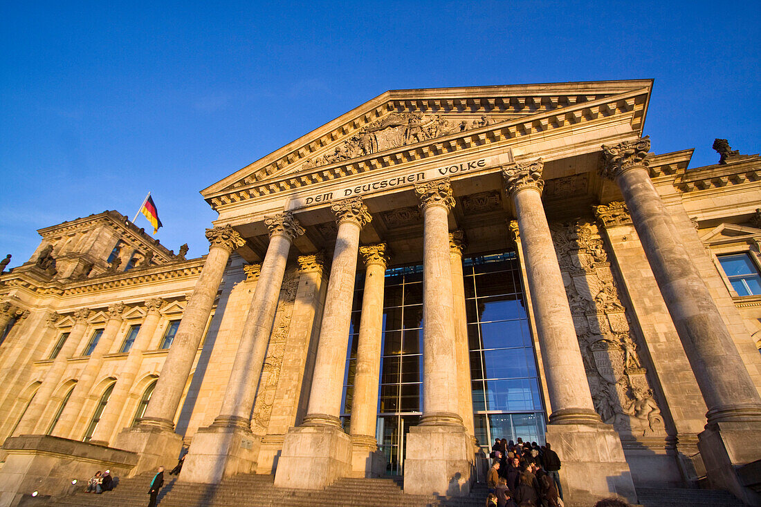 Reichstag, Parlament und Bundestag, Saeulen, Inschrift Dem Deutschen Volke, Warteschlange,  Berlin