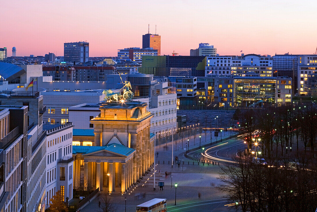 Blick von Reichstag auf Brandenburger Tor und neue Amerikanische Botschaft, Tiergarten, Berlin