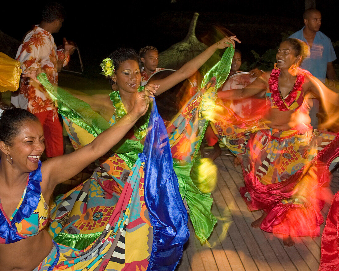 Traditionelle Sega Taenzgruppe im Hotel Veranda, Troux aux Biches, Mauritius, Afrika