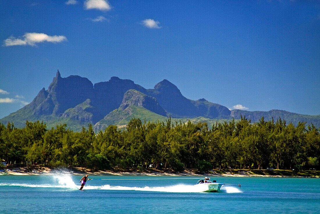 Wasserski des Club Med am Pointe aux Cannoniers, vor der Bergkulisse von Mauritius, Afrika