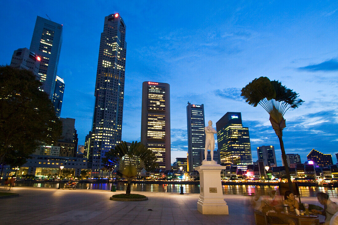 Skyline of Singapur, Raffles Statue,  South East Asia, twilight