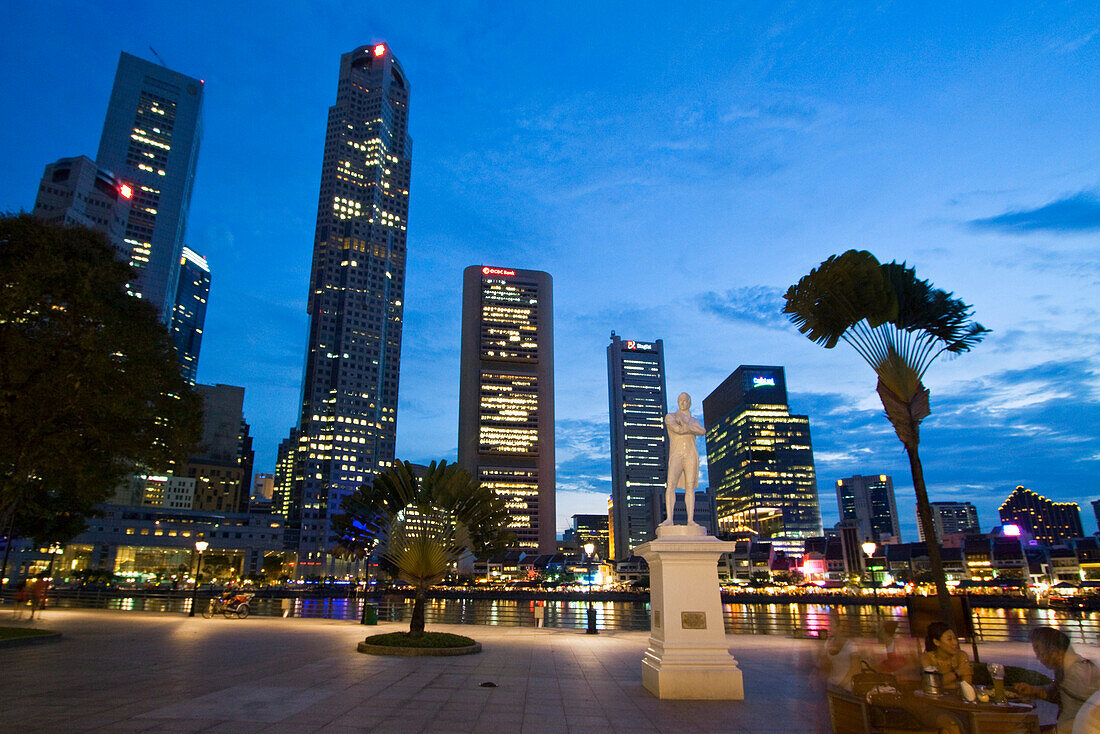 Skyline von Singapur,Raffles Statue, Strassencafe,  Asien