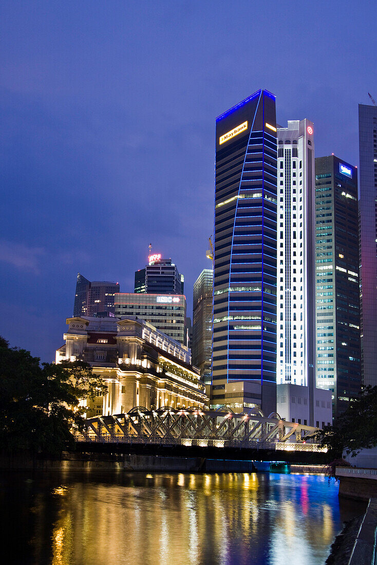 Fullerton Hotel Cavenagh bridge, Skyline of Singapur, South East Asia, twilight
