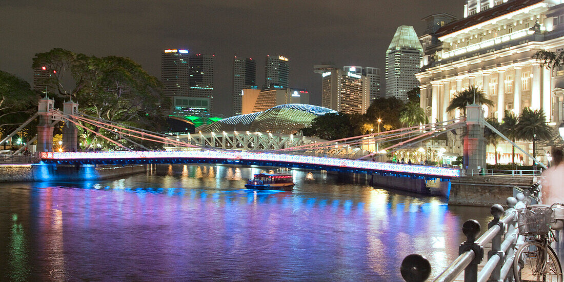 Singapur river, Footbridge, Cavenagh bridge, Fullerton Hotel, Skyline of Singapur, South East Asia, twilight