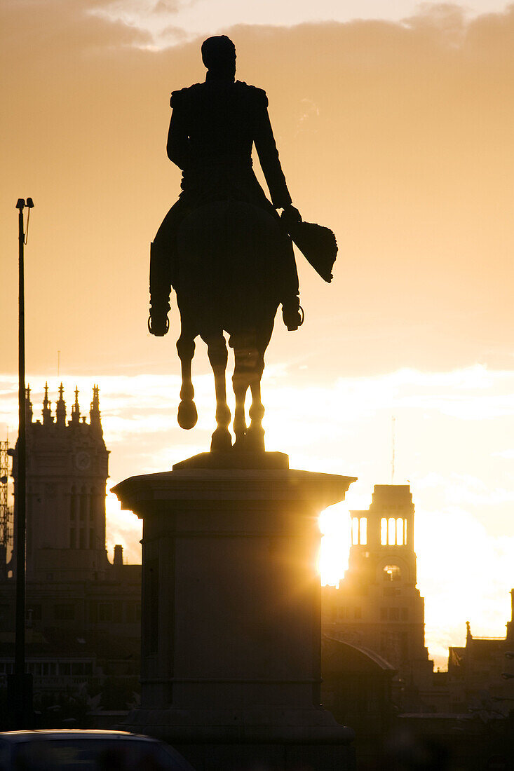 Spain. Madrid. Calle Alcalà. General Espartero statue. In the background Circulo de las Bellas Artes building/ Post central palace