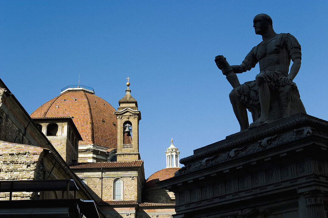 Monument to Giovanni dalle Bande Nere and San Lorenzo basilica in background, Florence. Tuscany, Italy