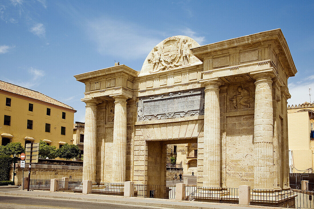 Puerta del Puente town gate (16th century), Cordoba. Andalusia, Spain
