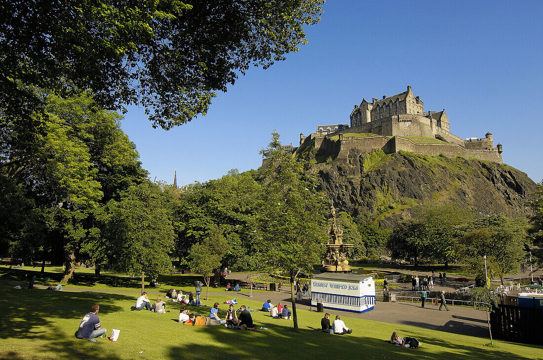 Ross fountain, Princes street gardens and Edinburgh Castle  Edinburgh  Scotland  U K