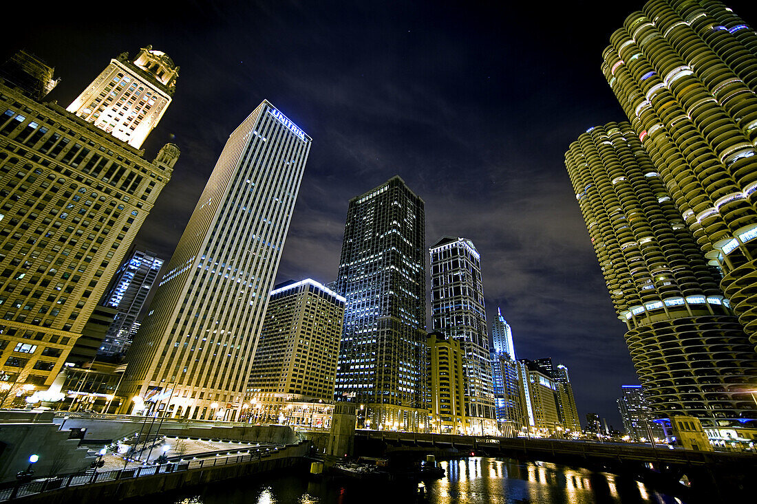 America, Architecture, Building, Buildings, Chicago, cities, city, Cityscape, Cityscapes, Color, Colour, exterior, Illinois, Midwest USA, Night, Nighttime, North America, outdoor, outdoors, outside, Sky scraper, Sky scrapers, Skyscraper, Skyscrapers, Trav