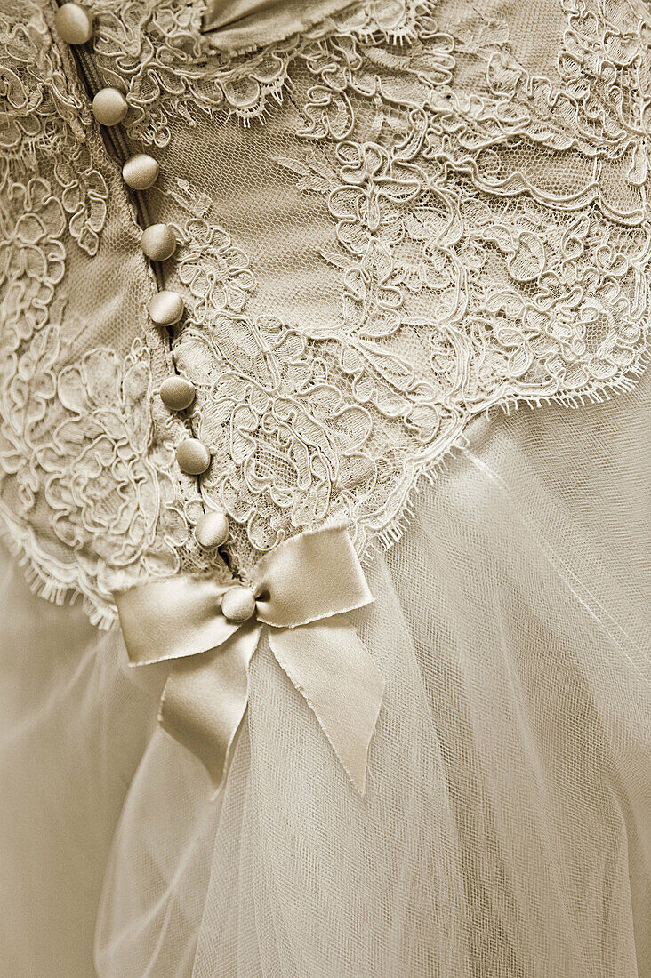 Braut, Bräute, Brautkleid, Brautkleider, Detail, Details, Ehe, Eine Person, Eins, Elegant, Eleganz, Erwachsene, Erwachsener, Frau, Frauen, Hochzeit, Hochzeiten, Innen, Knopf, Knöpfe, Knoten, Mensch, Menschen, Nahaufnahme, Nahaufnahmen, Rückenansicht, Schl