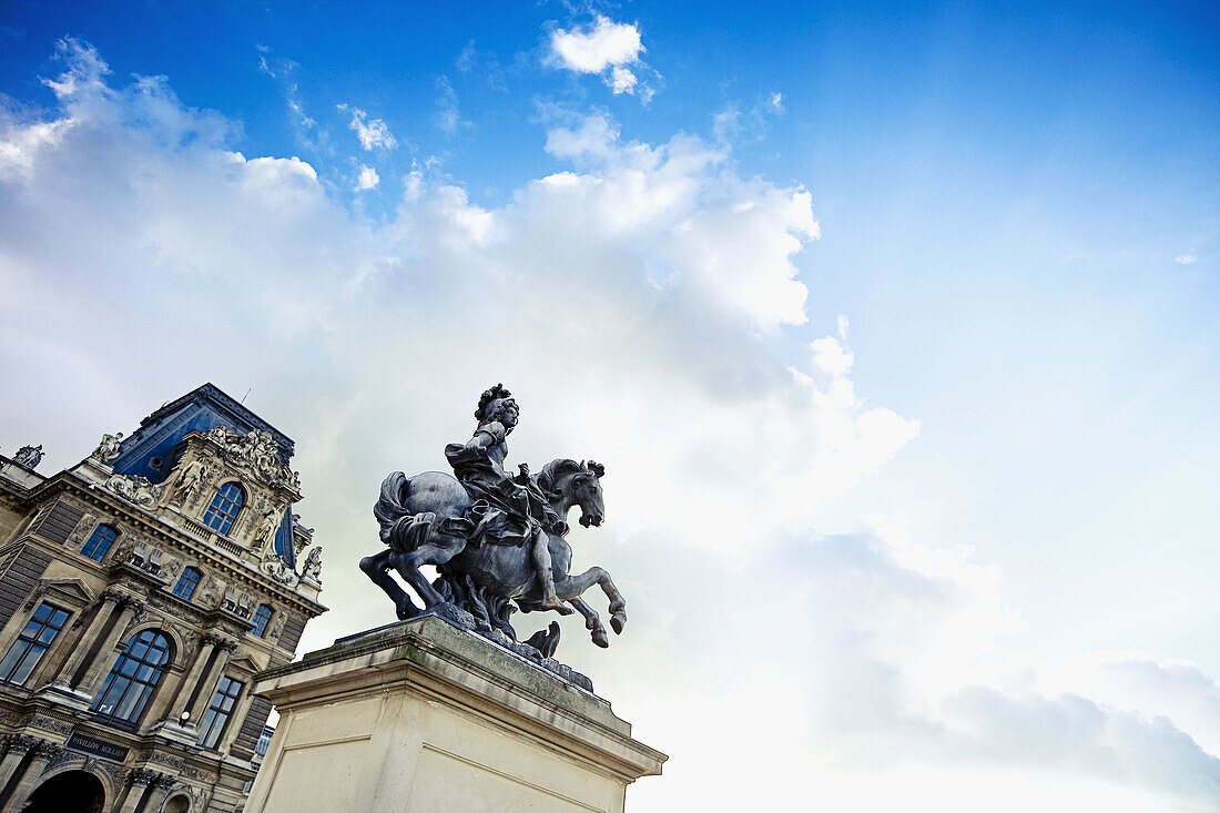 Architektur, Aussen, Denkmal, Denkmäler, Draussen, Europa, Farbe, Flachwinkelansicht, Frankreich, Froschperspektive, Gebäude, Himmel, Kunstreiter, Länder, Paris, Plätze der Welt, Skulptur, Stadt, Städte, Statue, Statuen, Tageszeit, Wolke, Wolken, N86-7437