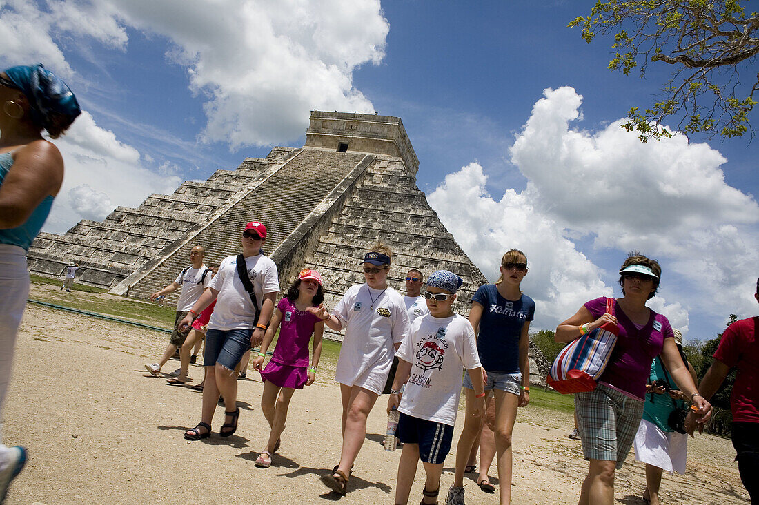 Pyramid of Kukulkan and Temple of the Warriors, Chichen Itza Archaeological Site, Chichen Itza, Yucatan State, Mexico