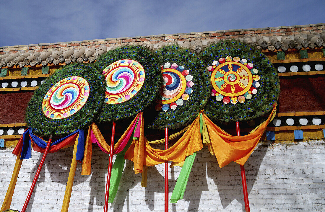 Anbetung, Asiat, Asiaten, Asien, Banner, Buddha, Buddhismus, Buddhist, Buddhisten, China, Chinese, Entfalten, Fahne, Fahnen, Farbe, Flagge, Flaggen, Gansu, Gebet, Glauben, Kansu, Kloster, Lamasery, Platz, Plätze, Religion, Religionen, Religiös, Stelle, St