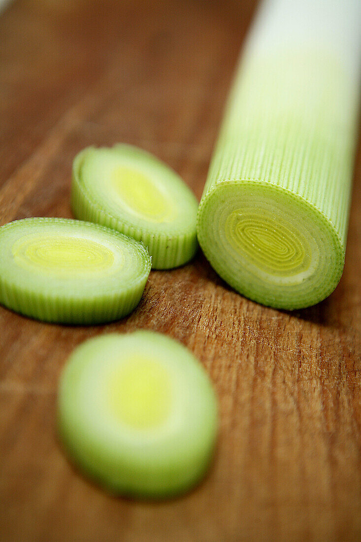 Knoblauch-Porree auf einem Holztisch