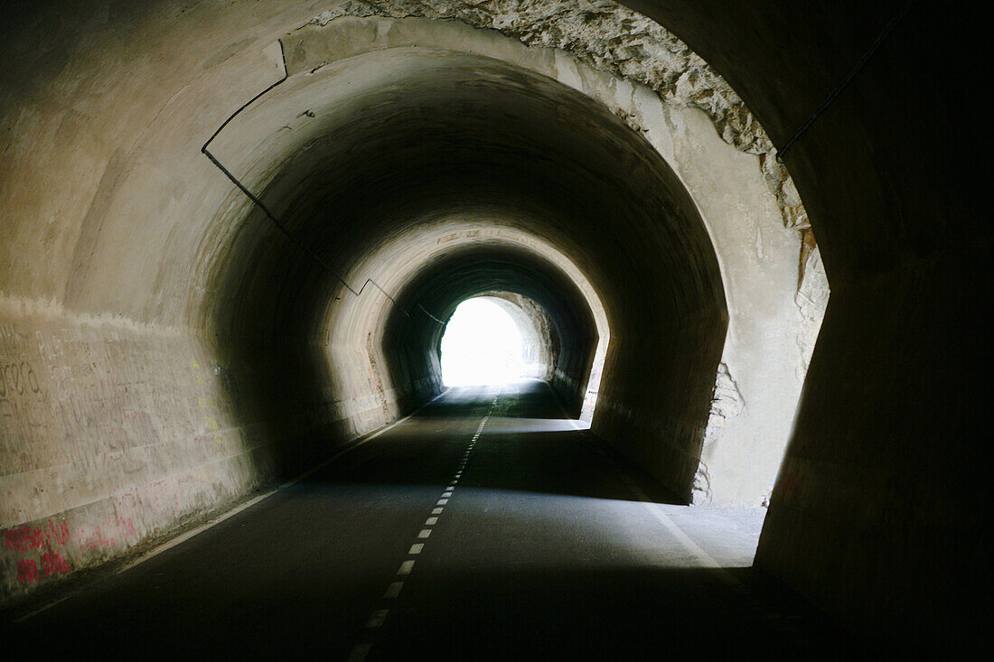 Dunkler alter Tunnel