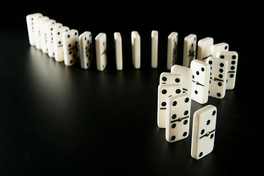 Domino auf schwarzem Hintergrund