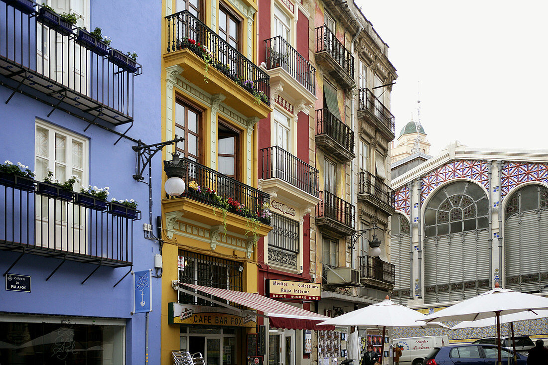 Mercado Central und farbige Fassaden rundherum