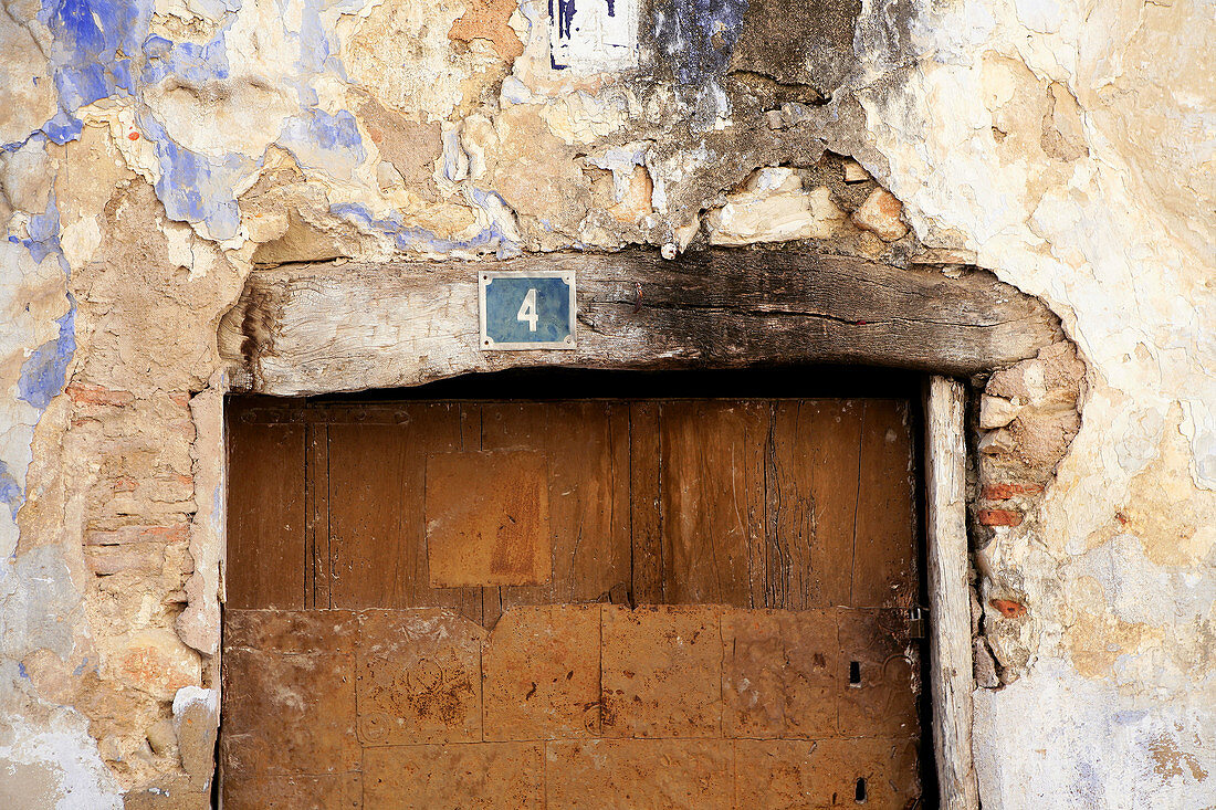 Alte Tür und Mauer