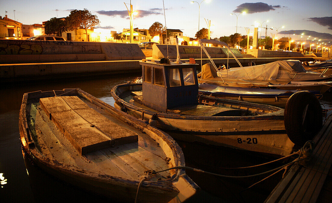 Alte Boote aus Holz im Hafen von Denia