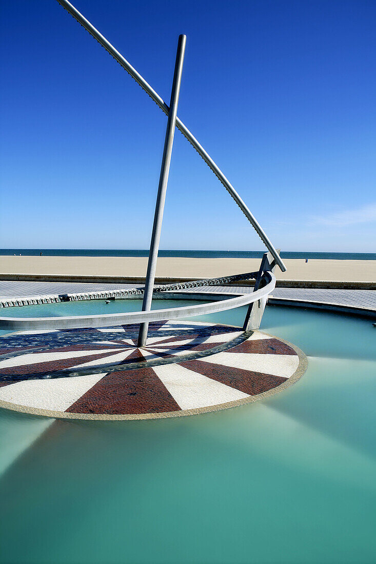 Segelboot in Form einer Fontaine in Las Arenas, Valencia