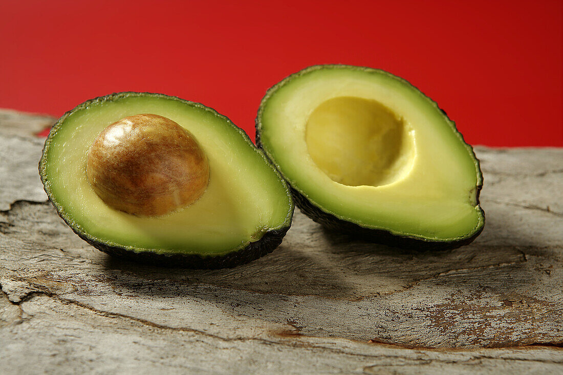 Avocado in zwei Hälften