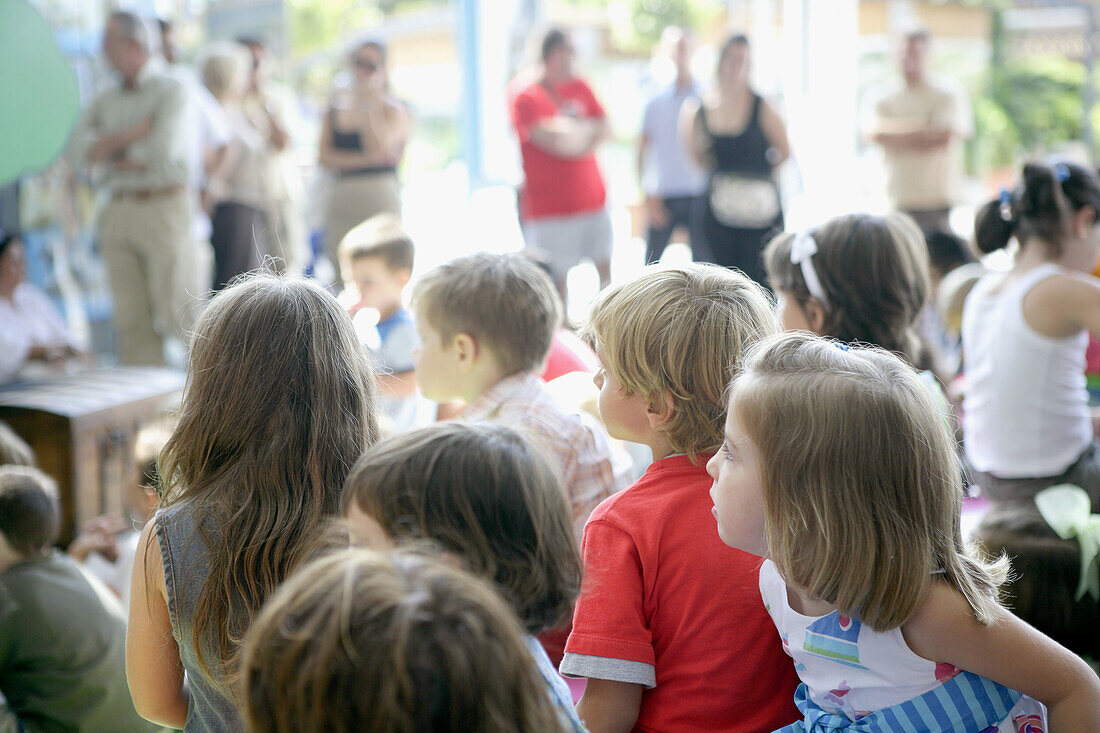 Gedrängte Kinderfans, die das Spektakel beobachten