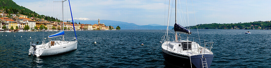 Blick über den Gardasee auf die Altstadt von Salo, Lombardei, Italien