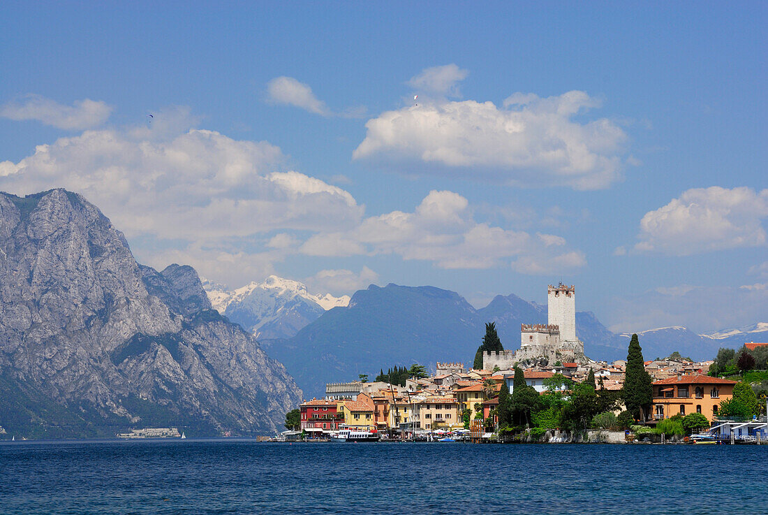 Blick über den Gardasee auf Malcesine mit Scaligerburg, Malcesine, Veneto, Italien