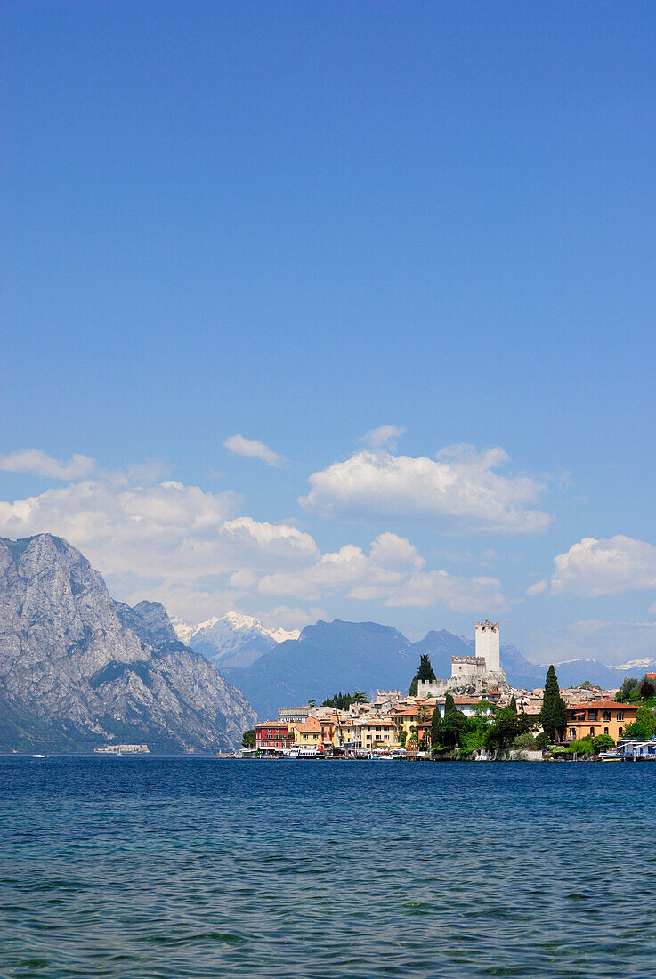 Blick über den Gardasee auf Malcesine mit Scaligerburg, Malcesine, Veneto, Italien