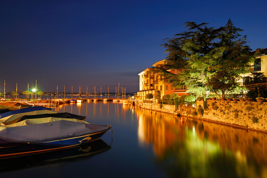 Bootshafen bei Nacht, Sirmione, Gardasee, Lombardei, Italien