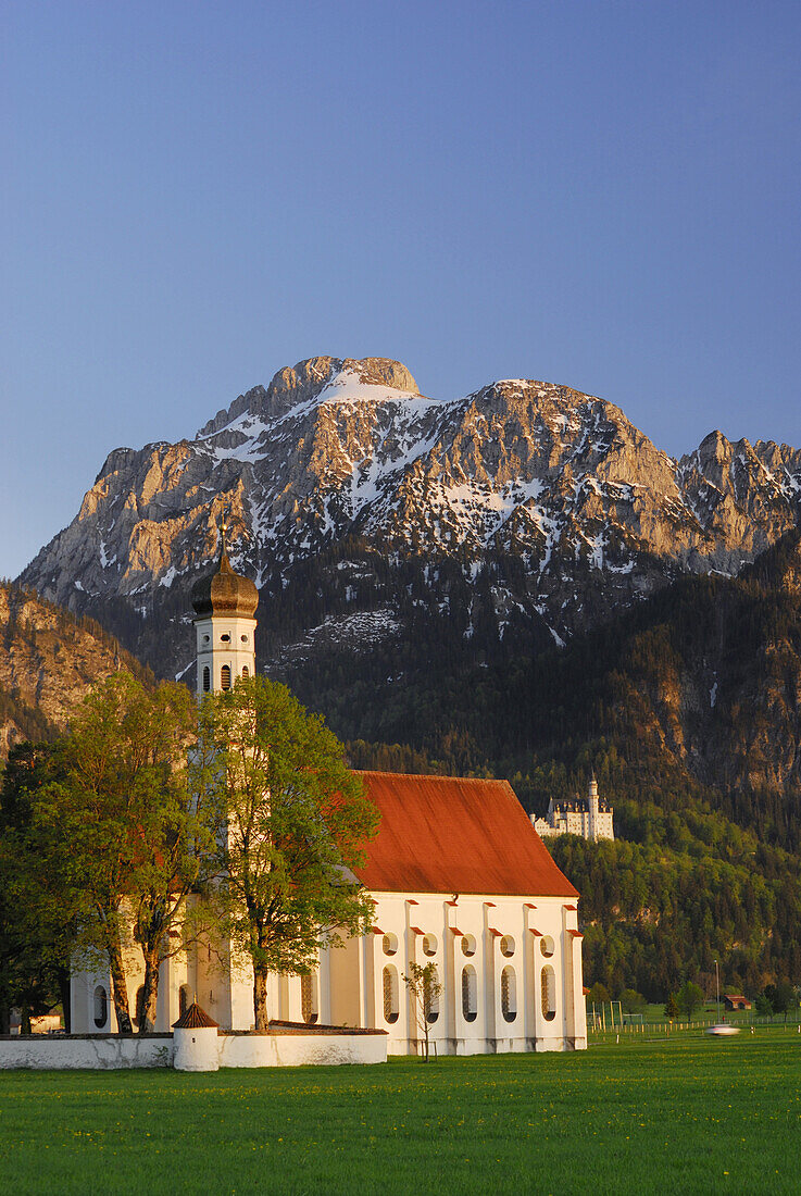 Kirche St. Coloman mit Schloss Neuschwanstein bei Schwangau, Allgäu, Bayern, Deutschland